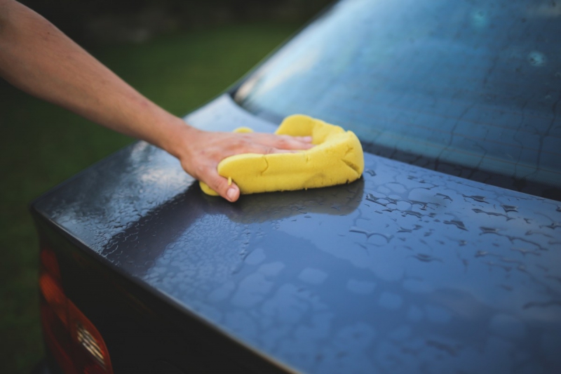 carrosserie-FORCALQUEIRET-min_cleaning_washing_carwash_sponge_car_auto_hand_man-722705